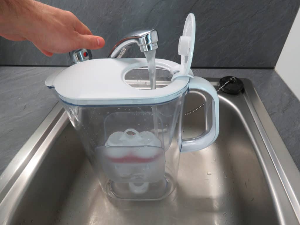 BWT AQUAlizer Tischwasserfilter Test Wasser einfüllen reinigen