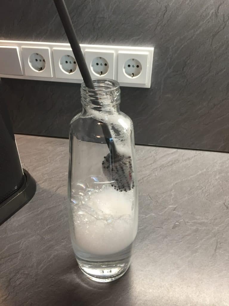 SodaStream DUO Flasche mit Silikonbürste reinigen