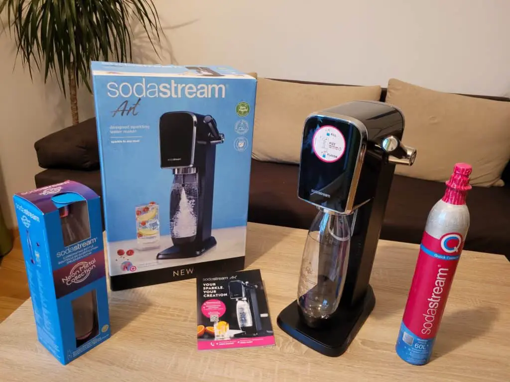 SodaStream Art im Test - der komplette Lieferumfang mit Wassersprudler, CO2- Quick-COnnect Zylinder und 2 1-Liter Fuse PET-Flaschen
